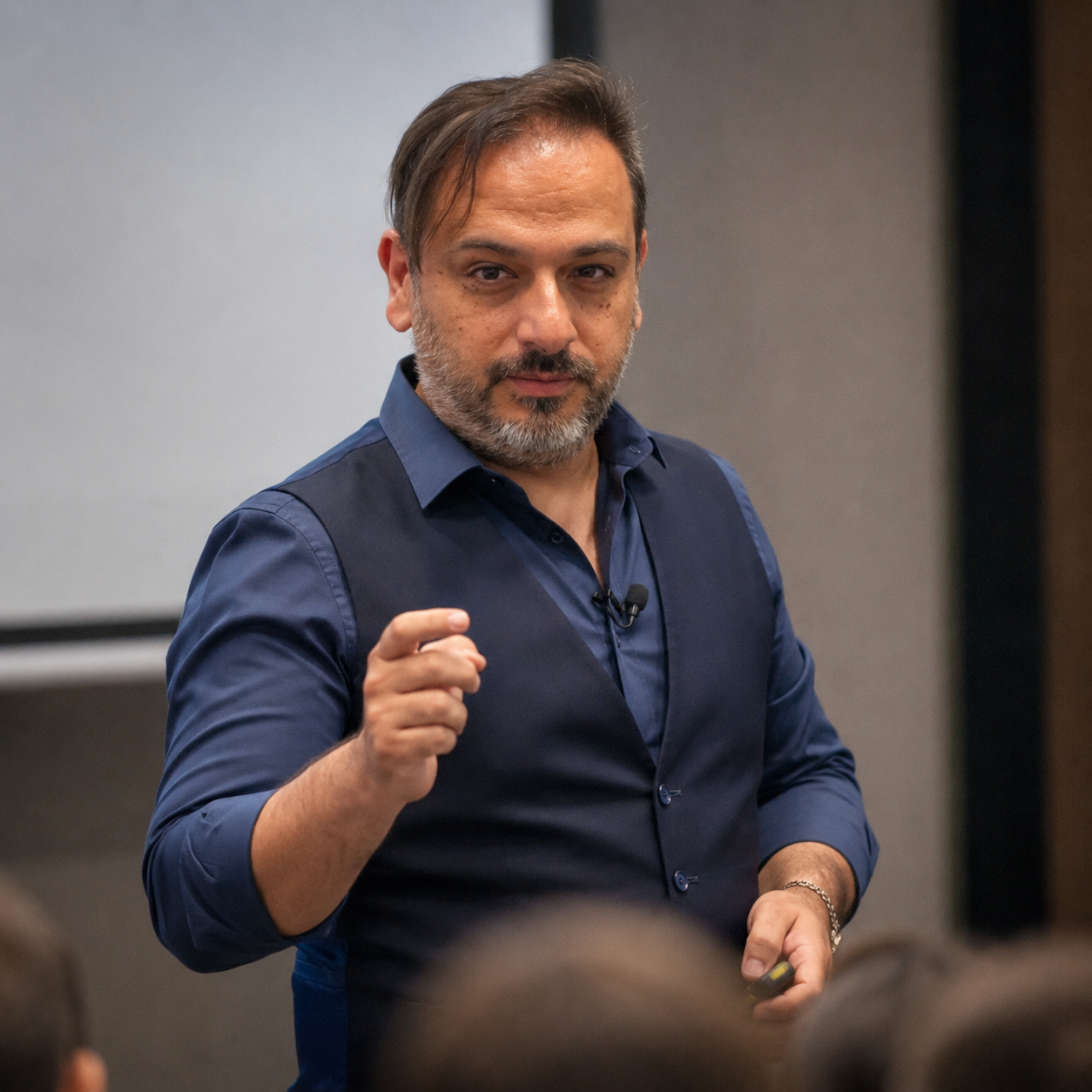 Alessandro Perna durante una lezione